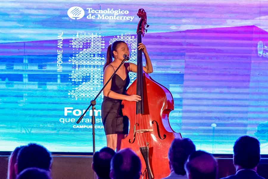 Alumna de PrepaTec Navojoa interpreta melodía en Informe Anual del campus Ciudad Obregón