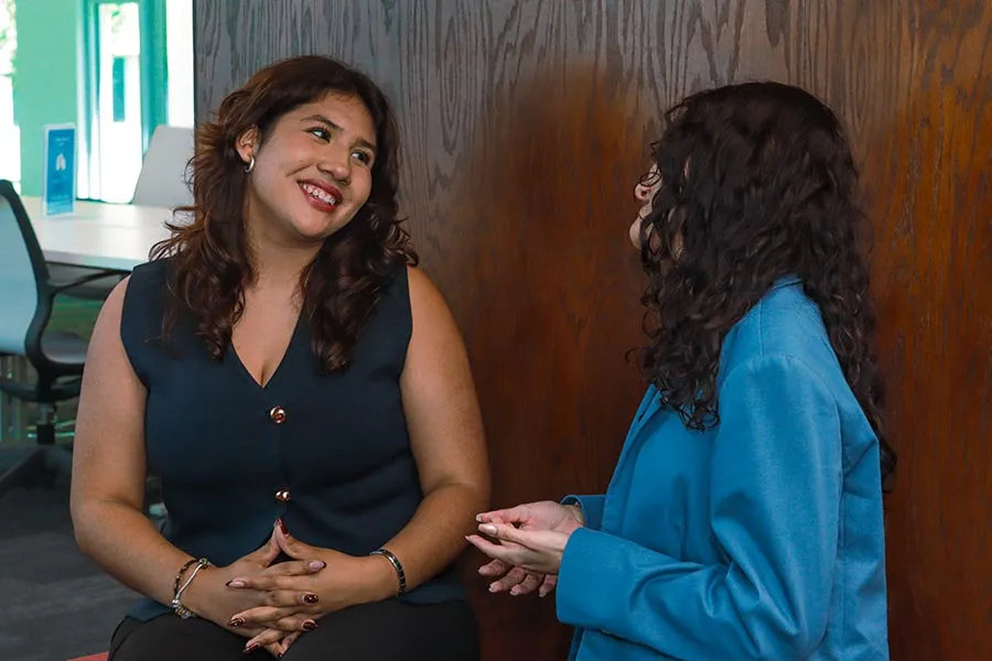 Carolina, Andrea y Daniela, alumnas del Tec de Monterrey, ganadoras del tercer lugar en un bootcamp nacional de emprendimiento en Monterrey, presentando una propuesta sobre la inclusión de adultos mayores en la economía digital.