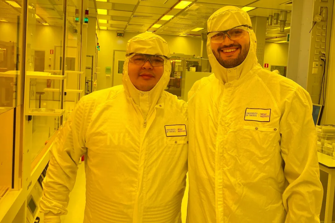 Haciendo practicas en el clean room 