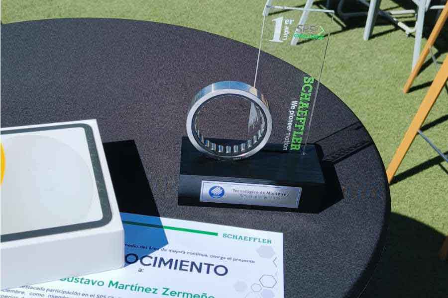 Reconocimiento y premio que los alumnos recibieron