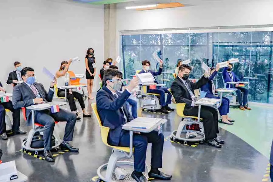 alumnos de PrepaTec haciendo votaci&oacute;n