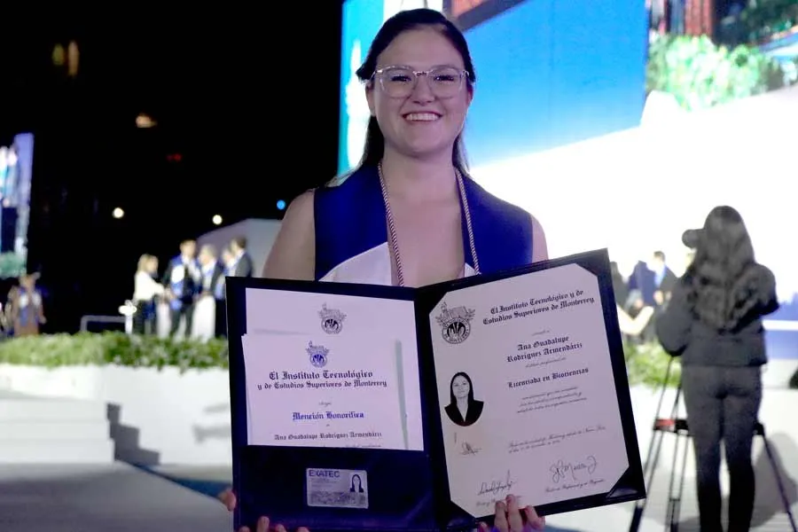 Ana Rodr&iacute;guez durante su graduaci&oacute;n en el Estadio Banorte, la casa de los Borregos.
