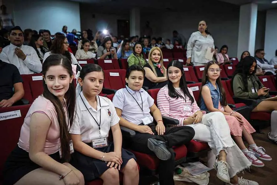 ana sofia junto a participantes de otros estados en la fase estatal