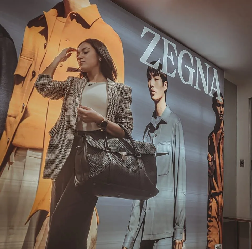 Arantza Olalde junto a promocional de Zegna
