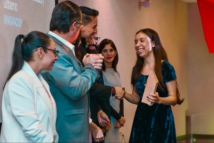 Arely Jim&eacute;nez recibe premio a la innovaci&oacute;n en el Tec campus Chihuahua.