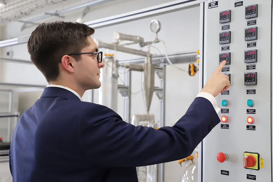 Ariel manejando equipo de laboratorio en el Tec campus Estado de México.