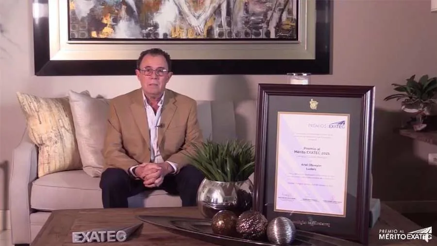 Ariel Obreg&oacute;n galardonado Merito EXATEC