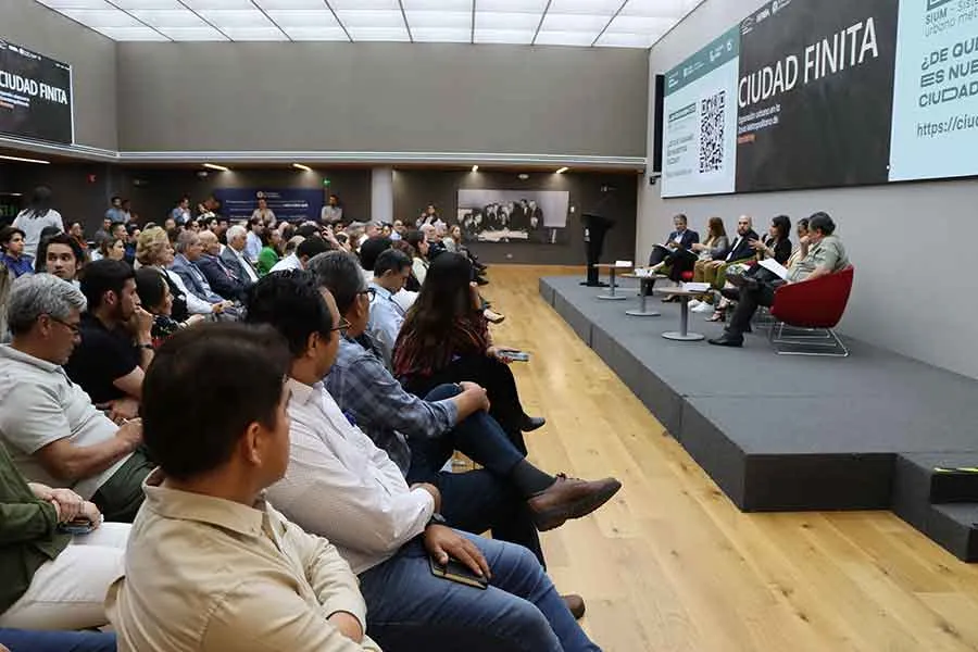 Asistentes a la presentaci&oacute;n del Sistema de Informaci&oacute;n Urbano Metropolitano.