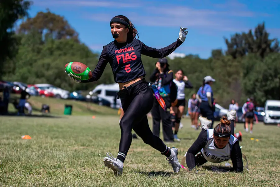 Jugadora de Borregos Laguna disputa partido de flag football con la selecci&oacute;n de Coahuila
