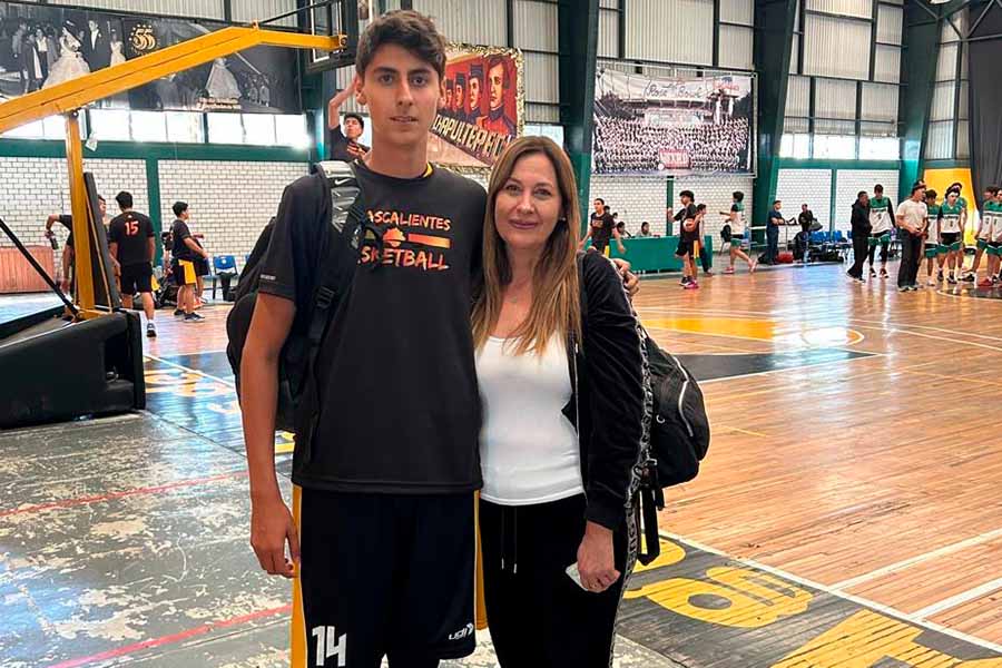 Juan Camilo con su mamá