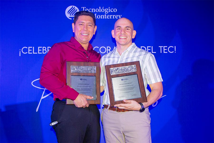  Benjam&iacute;n Rodr&iacute;guez y Marco Santos recibiendo su premio a Profesor Inspirador 2026. Foto: Jared Gonz&aacute;lez