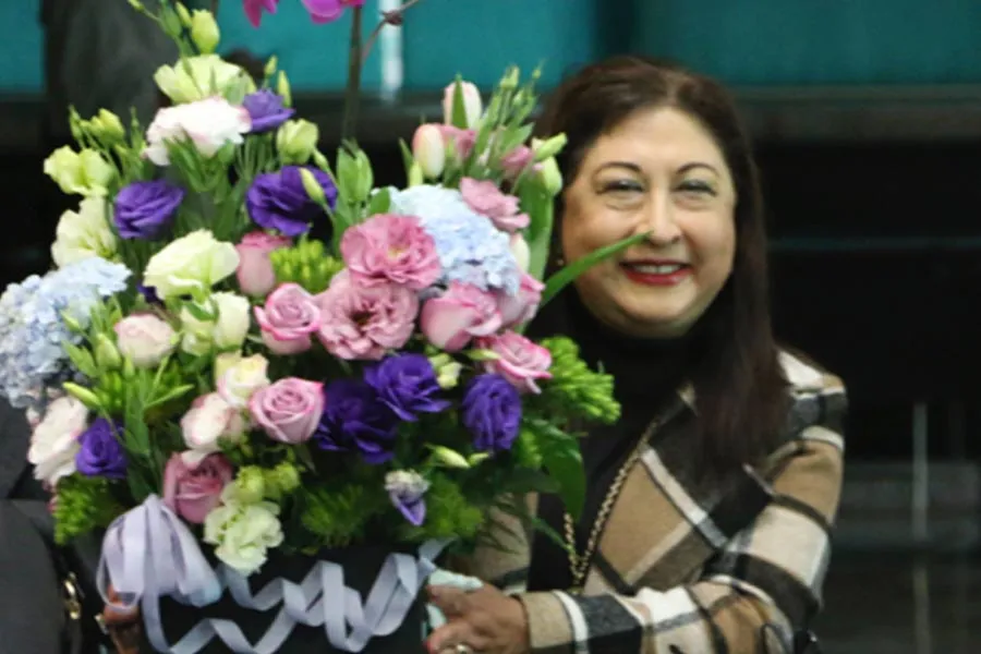 2018. Bertha Leticia Guerrero, recibiendo un presente por parte de sus compa&ntilde;eros colaboradores.
