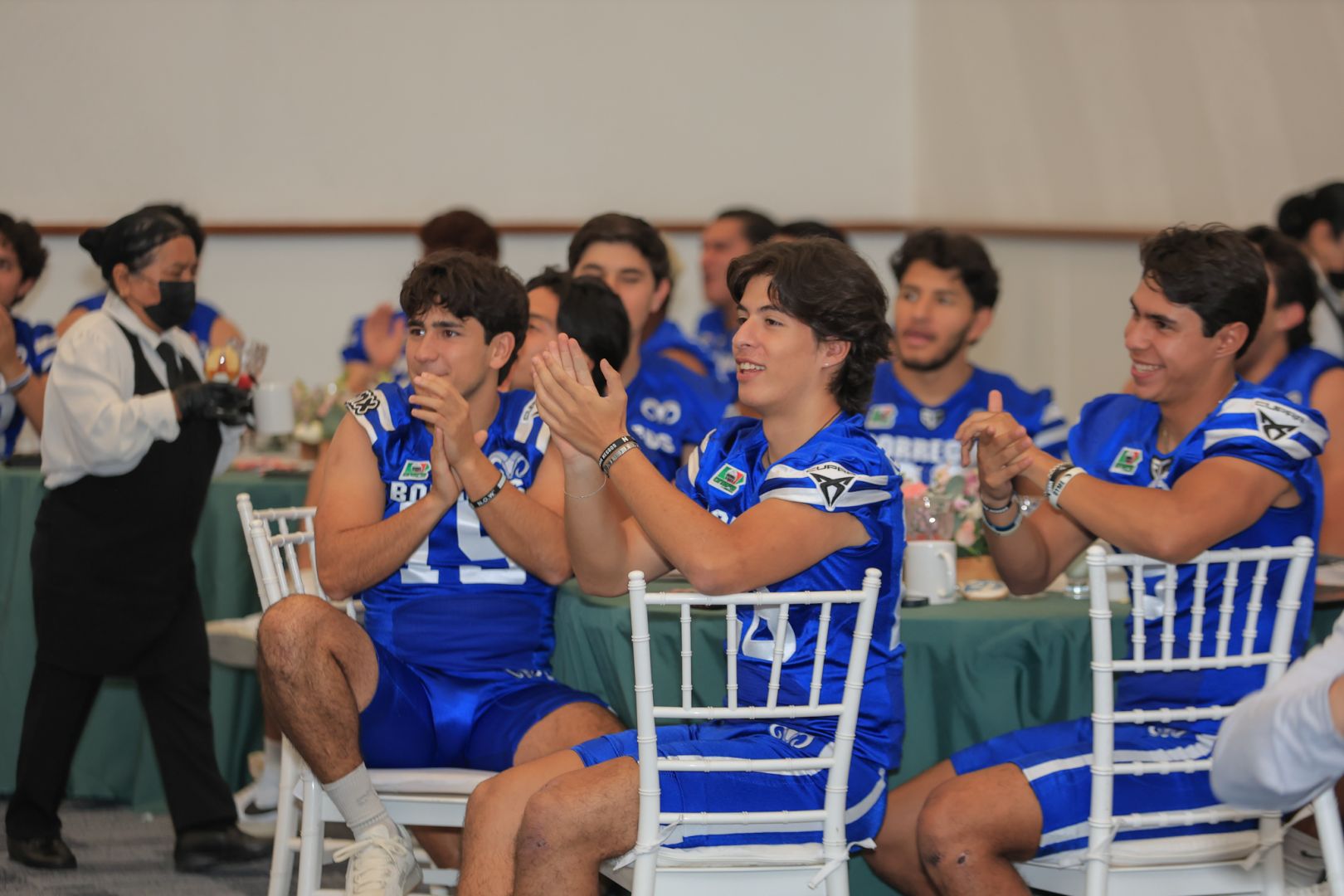 Jugadores del equipo aplaudiendo