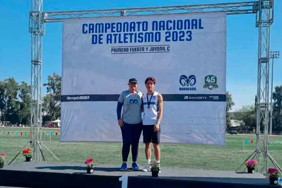 Borregos de Chihuahua en el podio con sus medallas tras su &eacute;xito en la competencia nacional de atletismo
