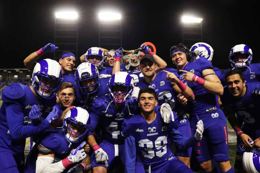 Los Borregos Monterrey celebran una intercepción.