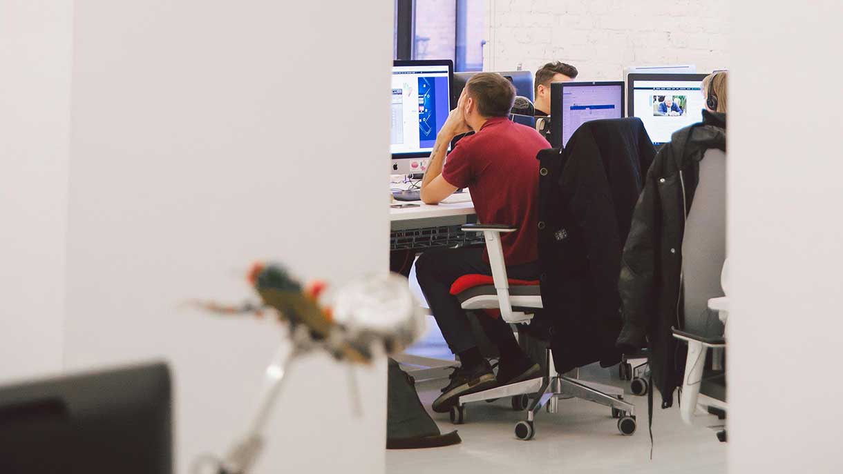 Personal laborando en oficinas