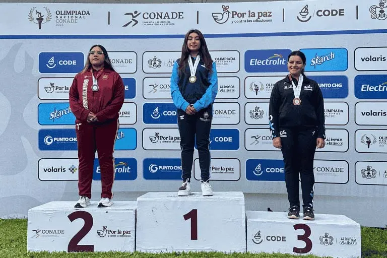 Athziry en la premiación de su primera medalla de oro