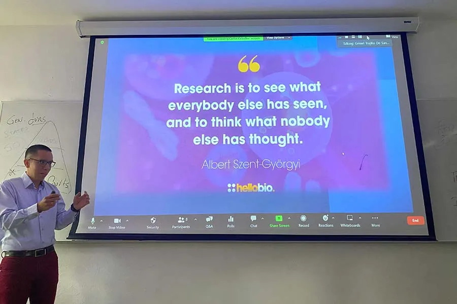 Carlos Ceballos, doctor en Biotecnología por el campus Monterrey, exponiendo su investigación.