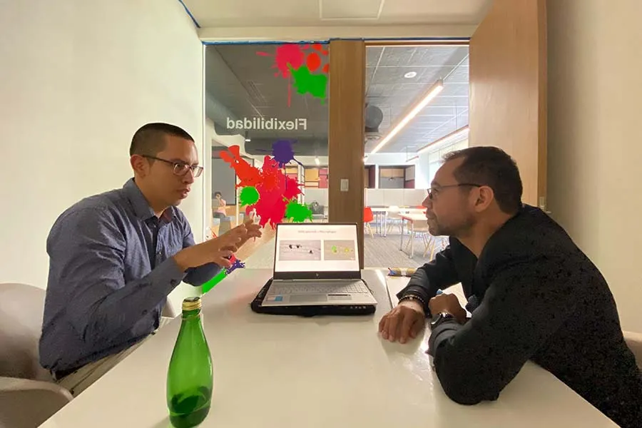 Carlos Ceballos con Mario Álvarez, investigadores del Tec.