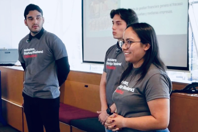 Carolina Venegas, estudiante de Finanzas del Tec campus Chihuahua expone las caracter&iacute;sticas de la app Clarito.