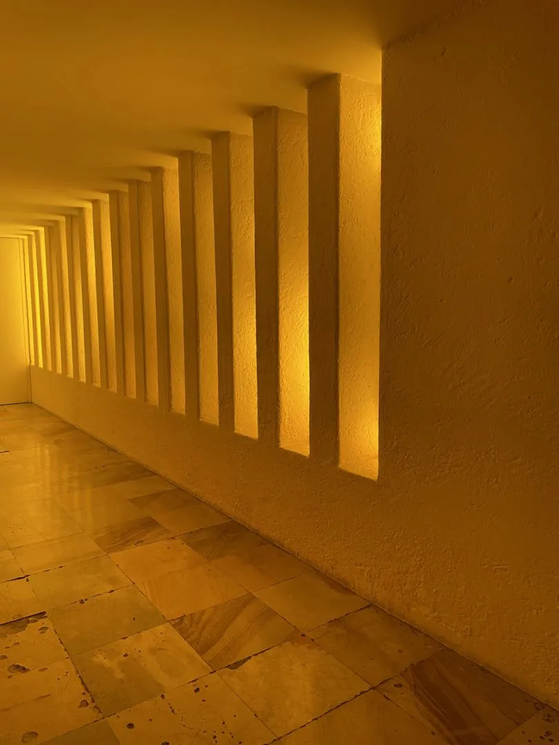 Pasillo con luz naranja, obra de Luis Barrag&aacute;n.