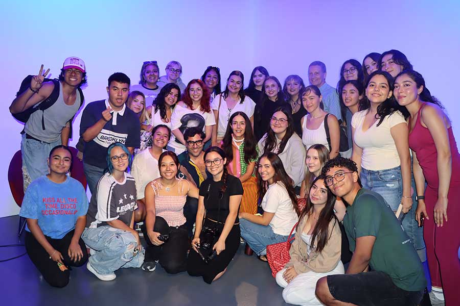 Cecilia Su&aacute;rez con estudiante del campus Monterrey. 