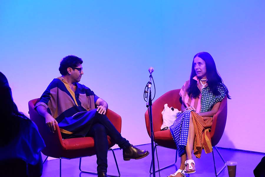 Cecilia Su&aacute;rez y profesor Alejandro  Bruna en el estudio de cine del campus Monterrey.