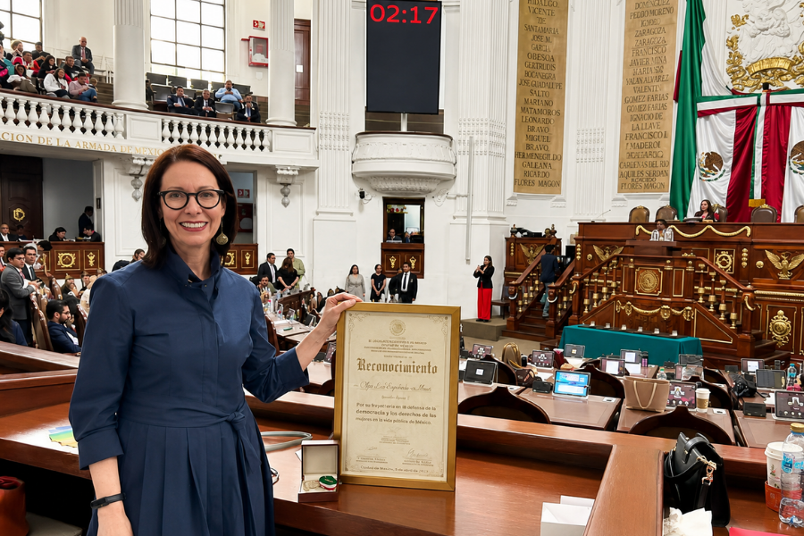 Retrato de la arquitecta Lilian Salazar posando con su reconocimiento en la ceremonia del Congreso de la CDMX.