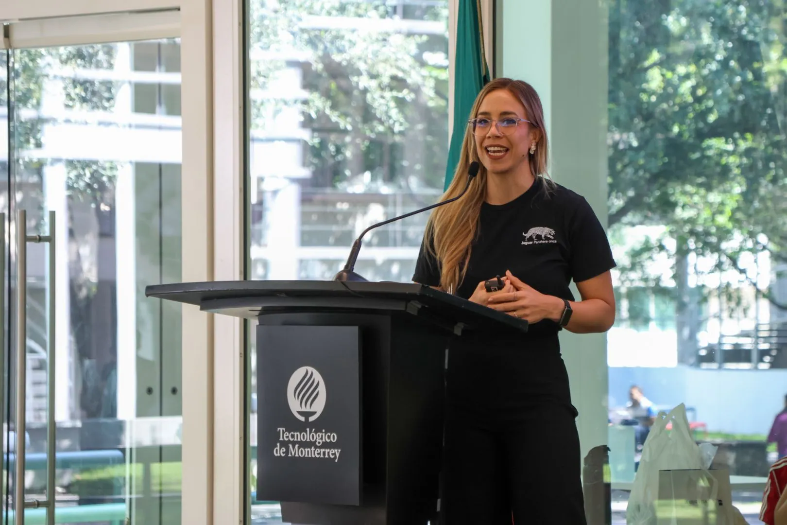 Carolina dando la pl&aacute;tica