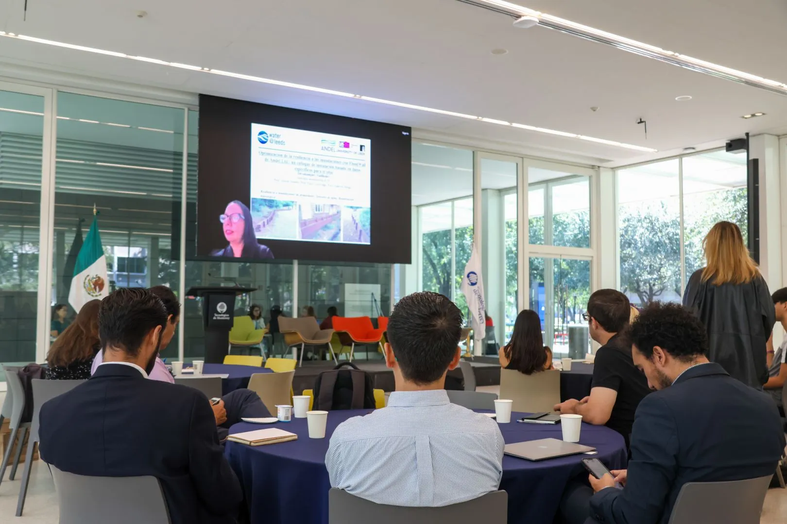 P&uacute;blico viendo la charla de la doctora Gabriela