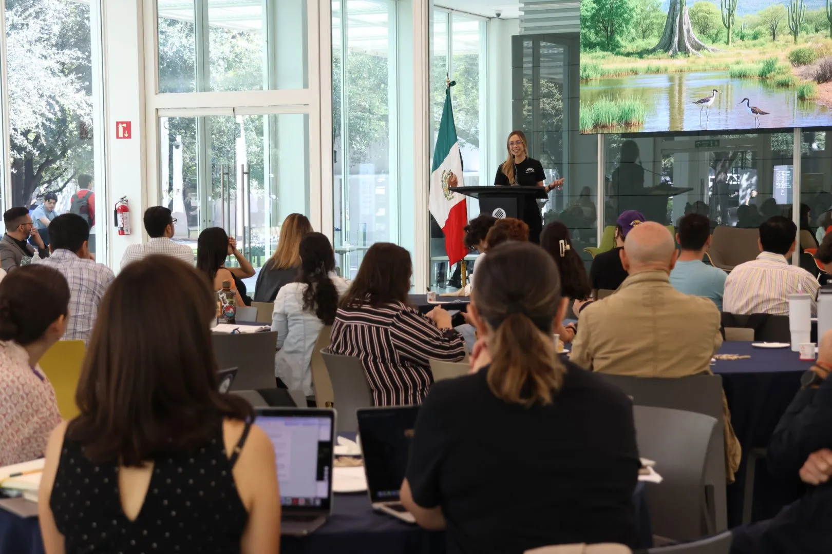 P&uacute;blico escuchando el panel