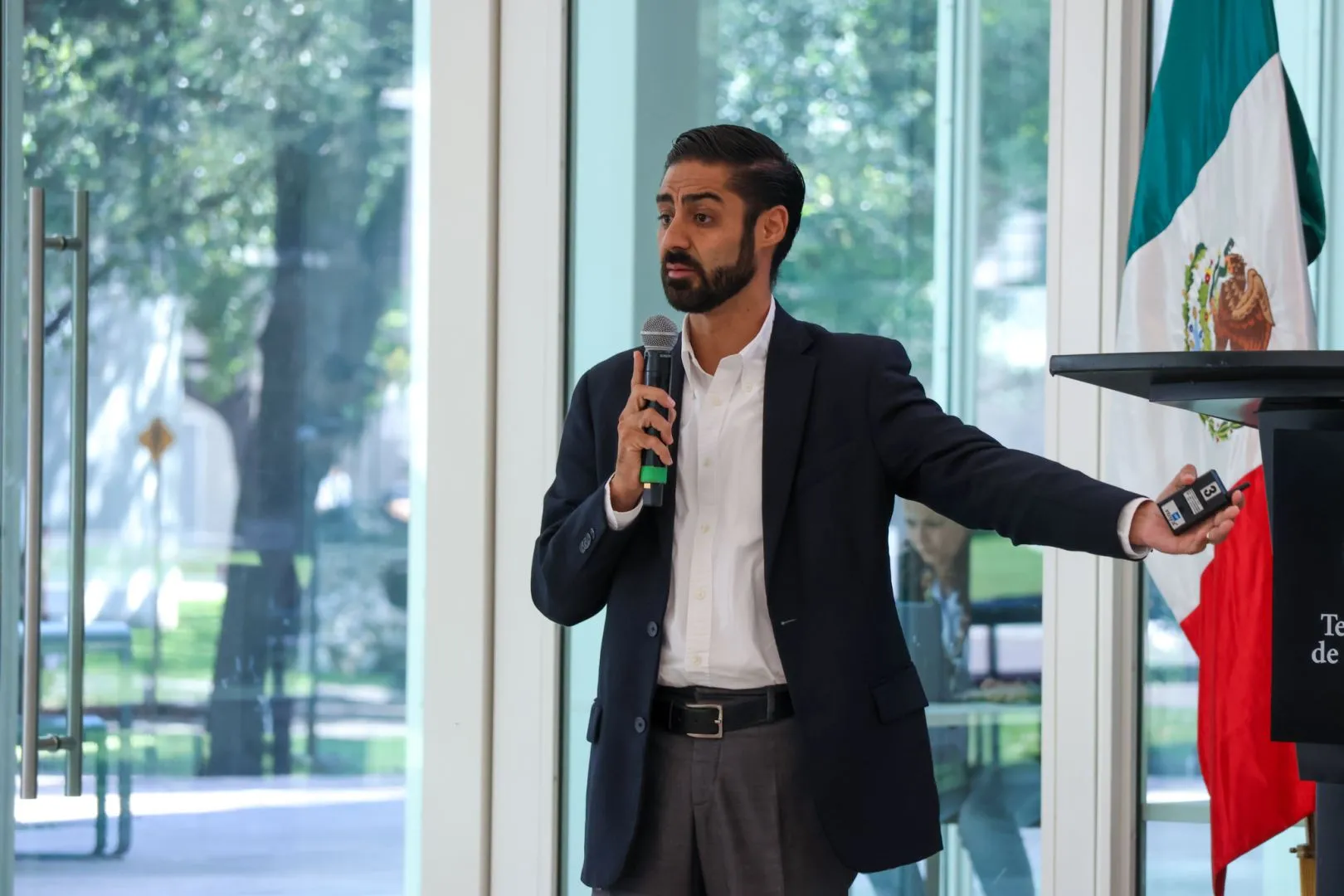 Sergio Valdivida dando la pl&aacute;tica