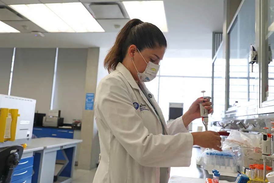 La Dra. Judith ha sido distinguida por su trabajo al buscar una cura a la ceguera corneal.
