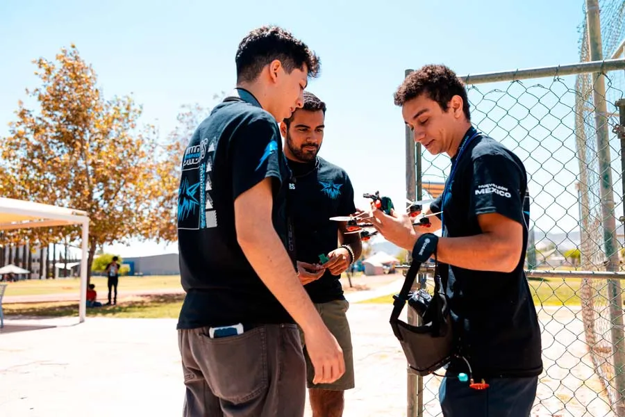 Estudiantes del Tec de Monterrey preparan su participación en competencia de drones