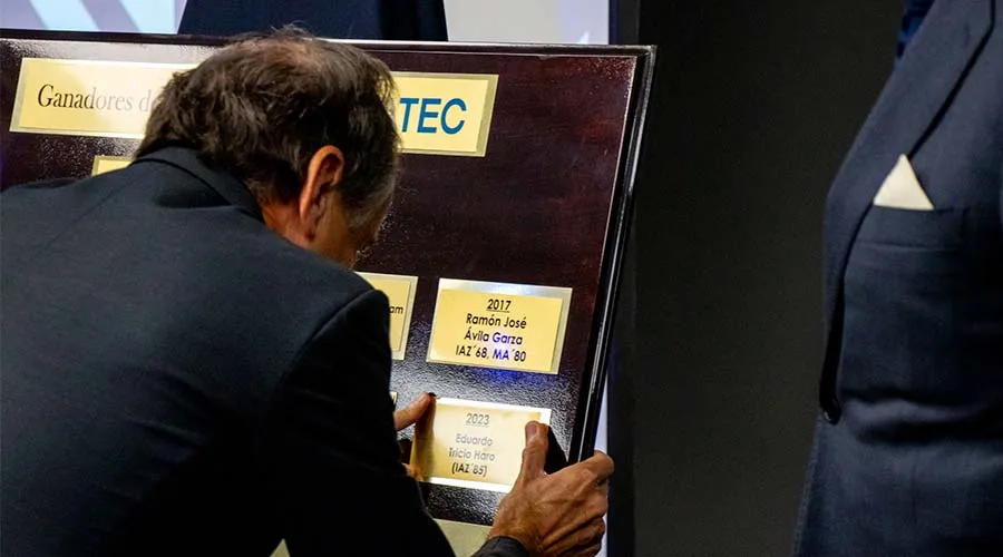 Colocan placa del Premio al M&eacute;rito EXATEC 2023 en el Tec de Monterrey campus Laguna