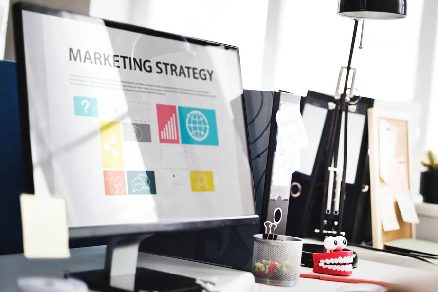 computadora mostrando estrategias de mkt