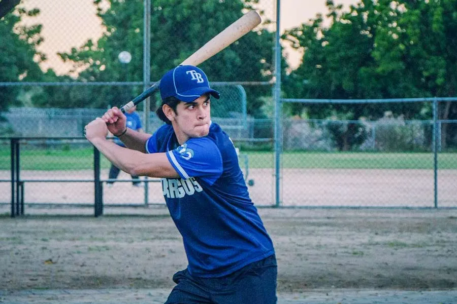 Jesús durante práctica de baseball en Tec campus Sinaloa. Foto: Cortesía Jesús Polanco