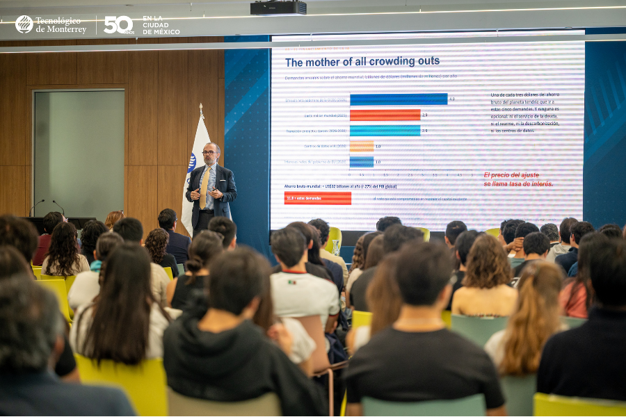Jorge Su&aacute;rez V&eacute;lez participando en el conversatorio Geopol&iacute;tica y Mercados en el Tec campus Ciudad de M&eacute;xico.