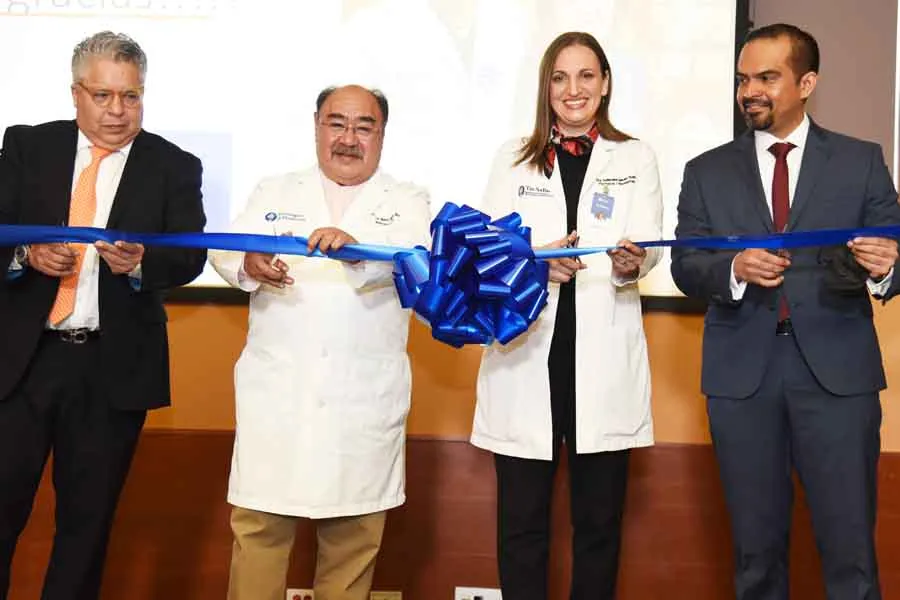 Momento de corte de listón durante la inauguración de la Unidad de Terapia Intensiva Cardiovascular.