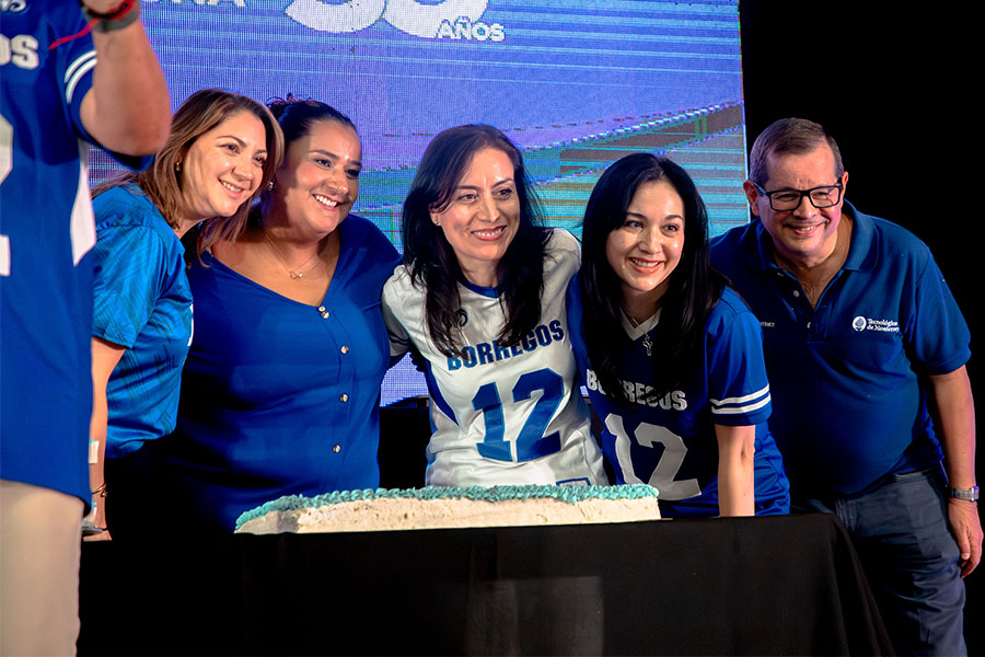 Líder de LiFE del Tec de Monterrey campus Laguna posa en fotografía del recuerdo del 50 aniversario junto a otros directores