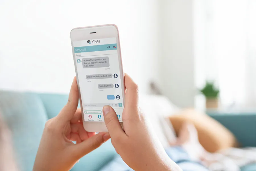 Manos sosteniendo teléfono celular