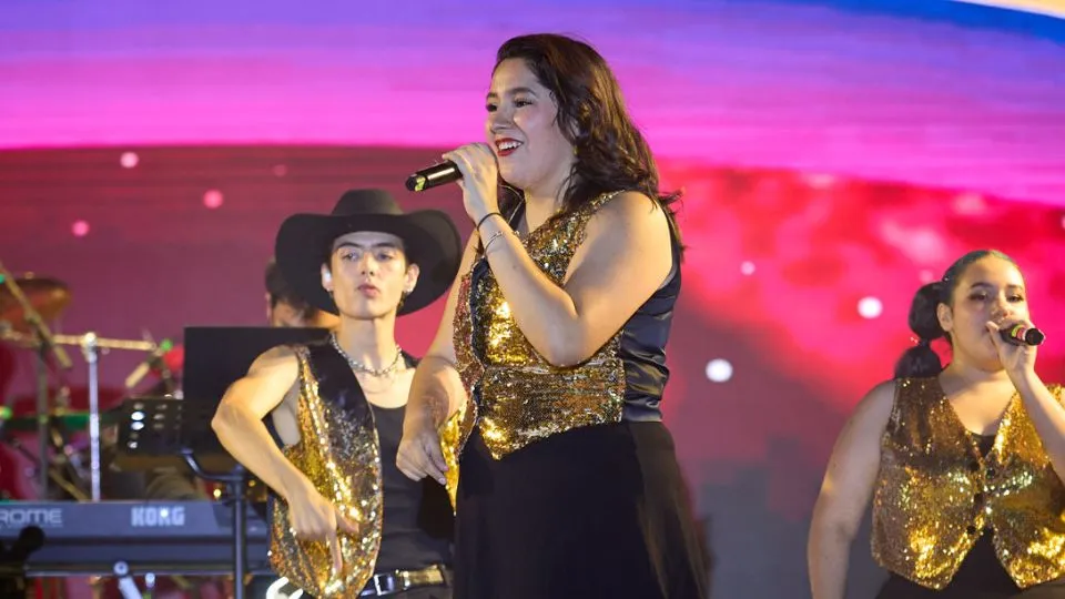 cantante durante pesentación de Cumbiamor