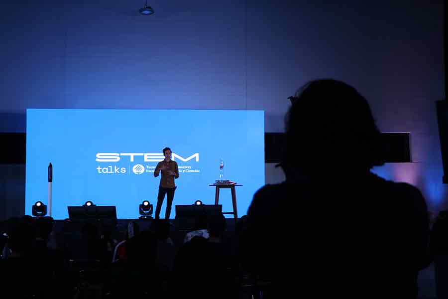 El alumno Dante Delgado, del Tec Guadalajara, trabaja en el desarrollo de un cohete aeroespacial y planea lanzarlo al espacio.