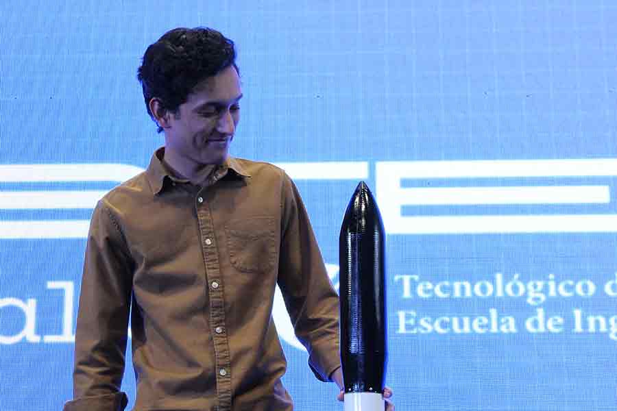 El alumno Dante Delgado, del Tec Guadalajara, trabaja en el desarrollo de un cohete aeroespacial y planea lanzarlo al espacio.