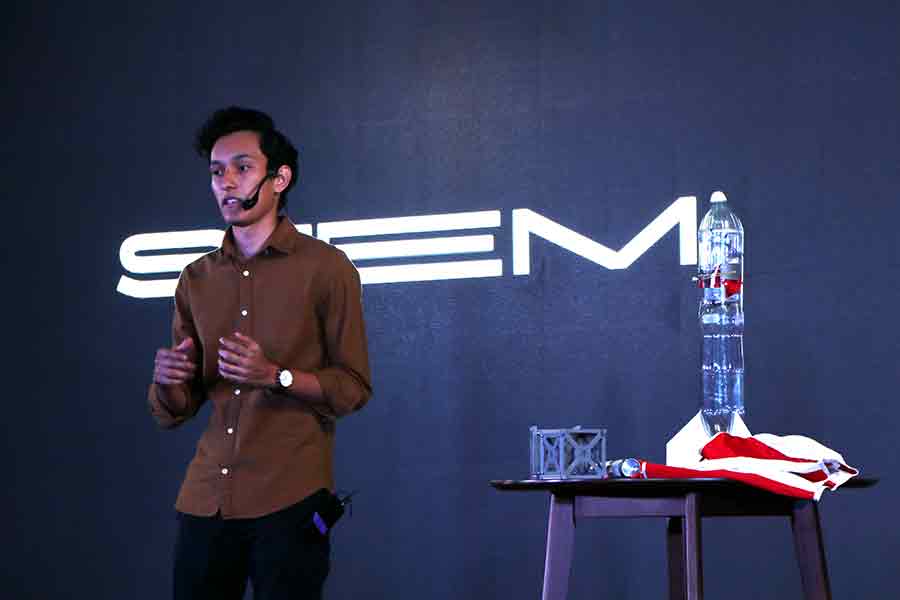 El alumno Dante Delgado, del Tec Guadalajara, trabaja en el desarrollo de un cohete aeroespacial y planea lanzarlo al espacio.