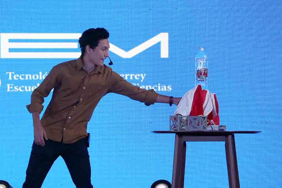 El alumno Dante Delgado, del Tec Guadalajara, trabaja en el desarrollo de un cohete aeroespacial y planea lanzarlo al espacio.