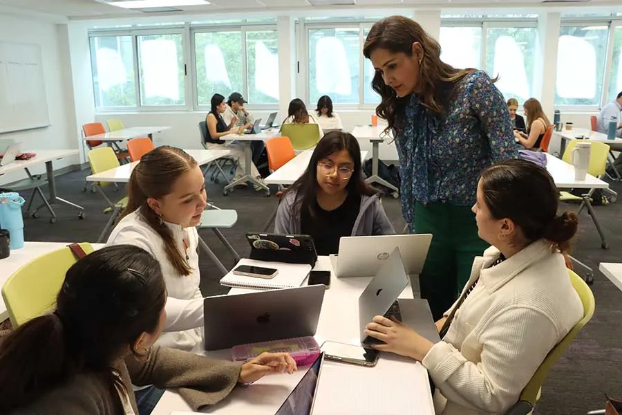 Profesora Dariana Rodr&iacute;guez con estudiantes en clase. 