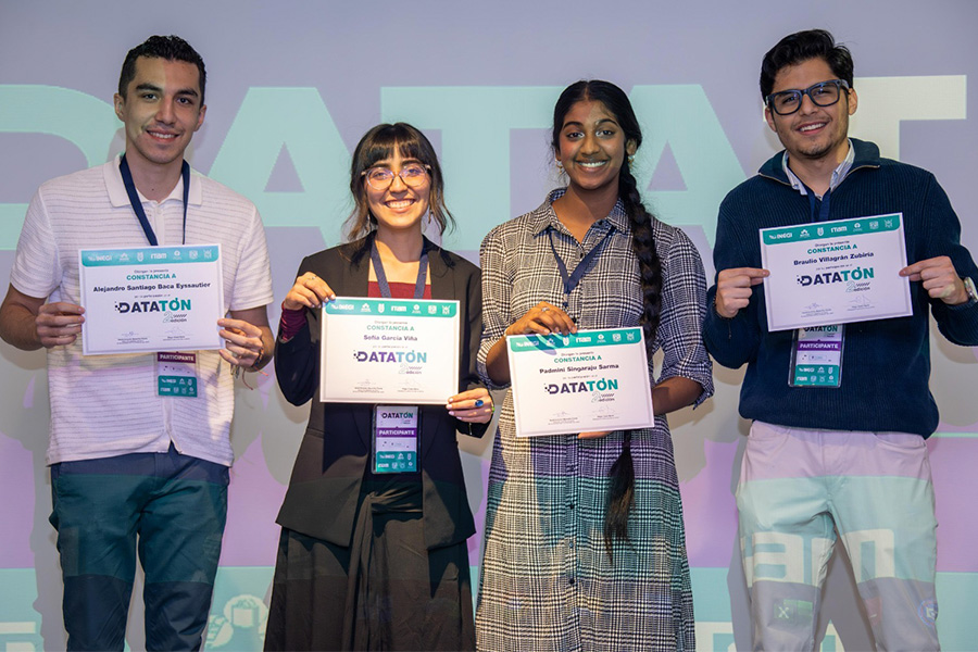 Ganadores del segundo lugar del Datatón INEGI-ANTAD 2025. De izquierda a derecha: Santiago Baca, del Tec en Ciudad de México; Sofía García y Padmini Singaraju, ambas estudiantes del Tec en Estado de México; y Braulio Villagrán, del Tec campus Santa Fe.