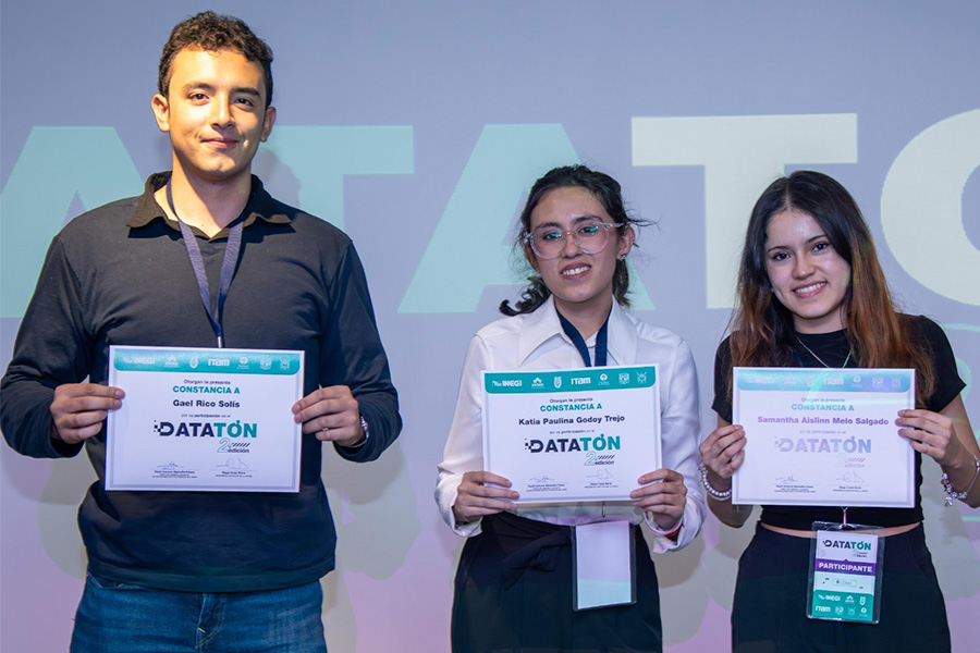 Integrantes del equipo de estudiantes del Tec campus Estado de México que obtuvo la mención honorífica. De izquierda a derecha: Gael Rico, Katia Godoy y Samantha Melo.