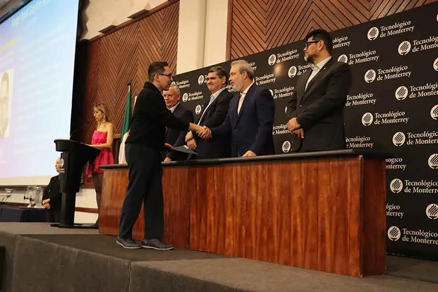 &Aacute;ngel Gayt&aacute;n, m&eacute;dico y profesor del Tec, recibi&oacute; un reconocimiento por el proyecto &ldquo;Unidad amable para el adulto mayor&rdquo;.